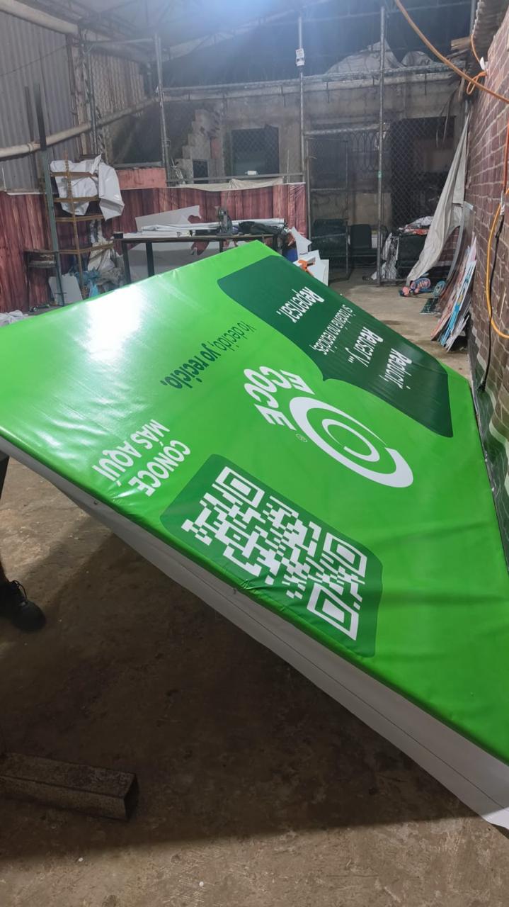 Fabricación de publicidad de gran formato en el taller de Publimpacto