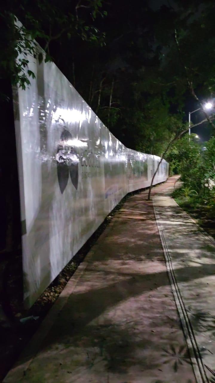 Instalación de lona monumental en Ciudad Mayakoba por Publimpacto