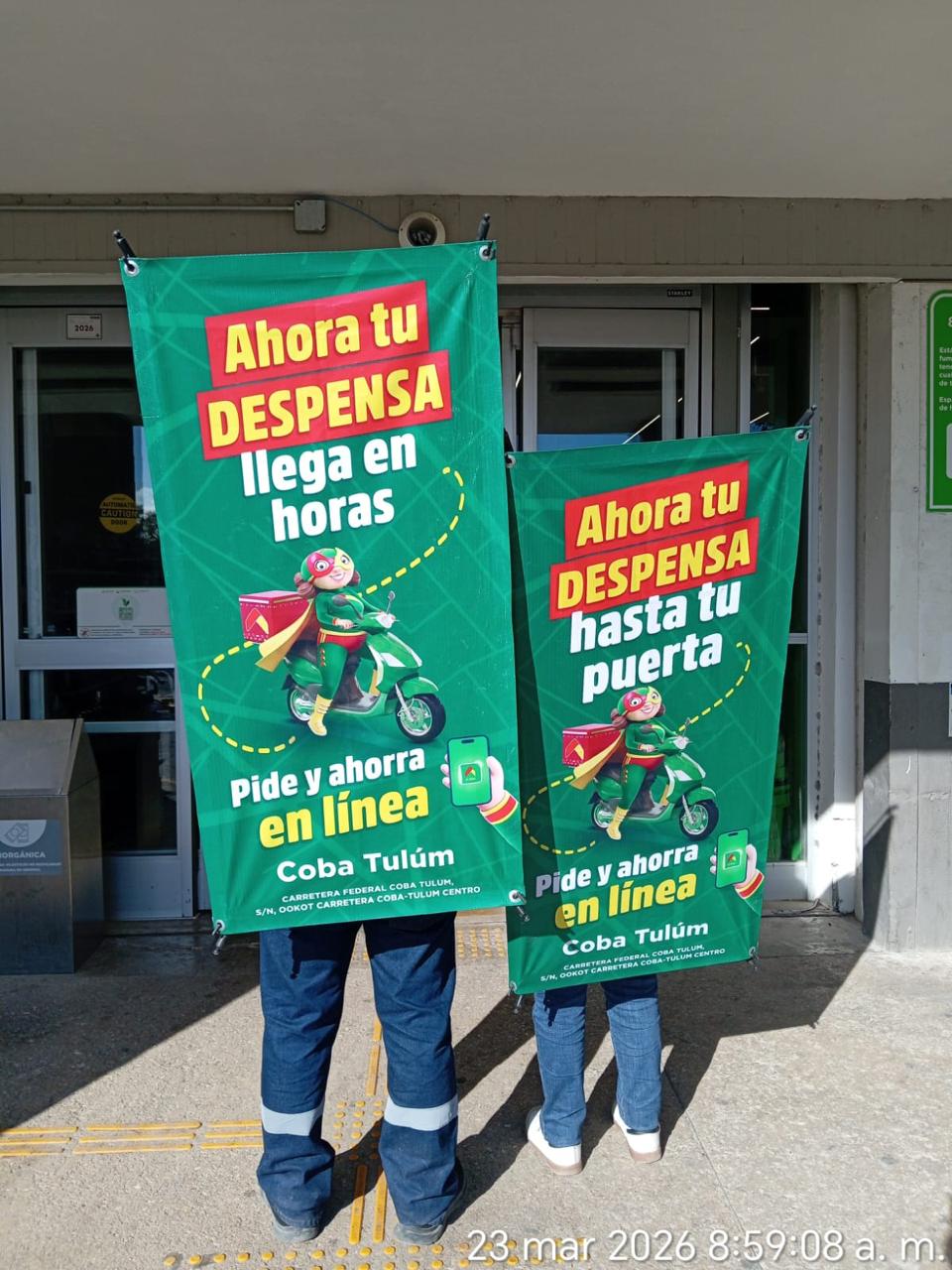 Publiandantes de Publimpacto entregando información en la vía pública